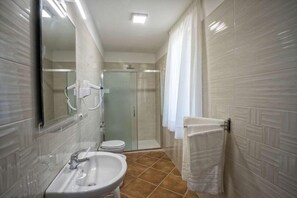 Dubbelrum eller tvåbäddsrum - utsikt mot bergen | Badrum | Dusch, hårtork, handdukar och tvål