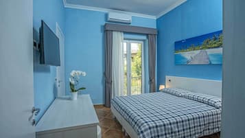 Doppel- oder Zweibettzimmer, Hügelblick | Kostenlose Minibar, schallisolierte Zimmer, kostenloses WLAN