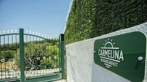 A gated entrance with a sign for "CARMELINA BED&B BREAKFAST". - B&B Carmelina (Gragnano)