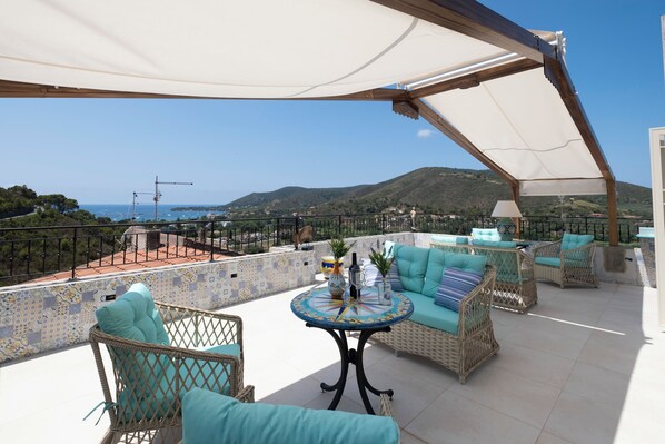 Habitación cuádruple Deluxe | Terraza o patio