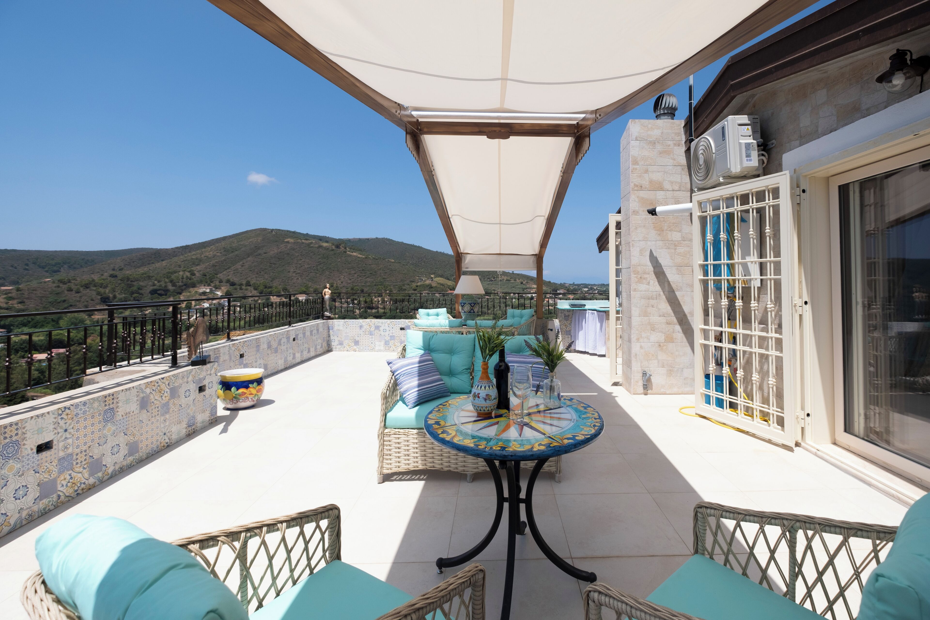 Deluxe-Vierbettzimmer | Terrasse/Patio