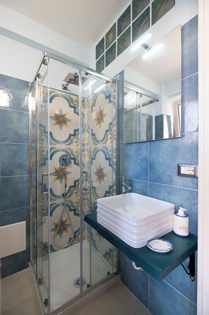 Classic Room | Bathroom | Shower, rainfall showerhead, hair dryer, bidet - Le Stanze del Conte (Montecorice)