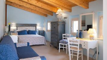 Deluxe Quadruple Room | Blackout curtains, soundproofing, free WiFi