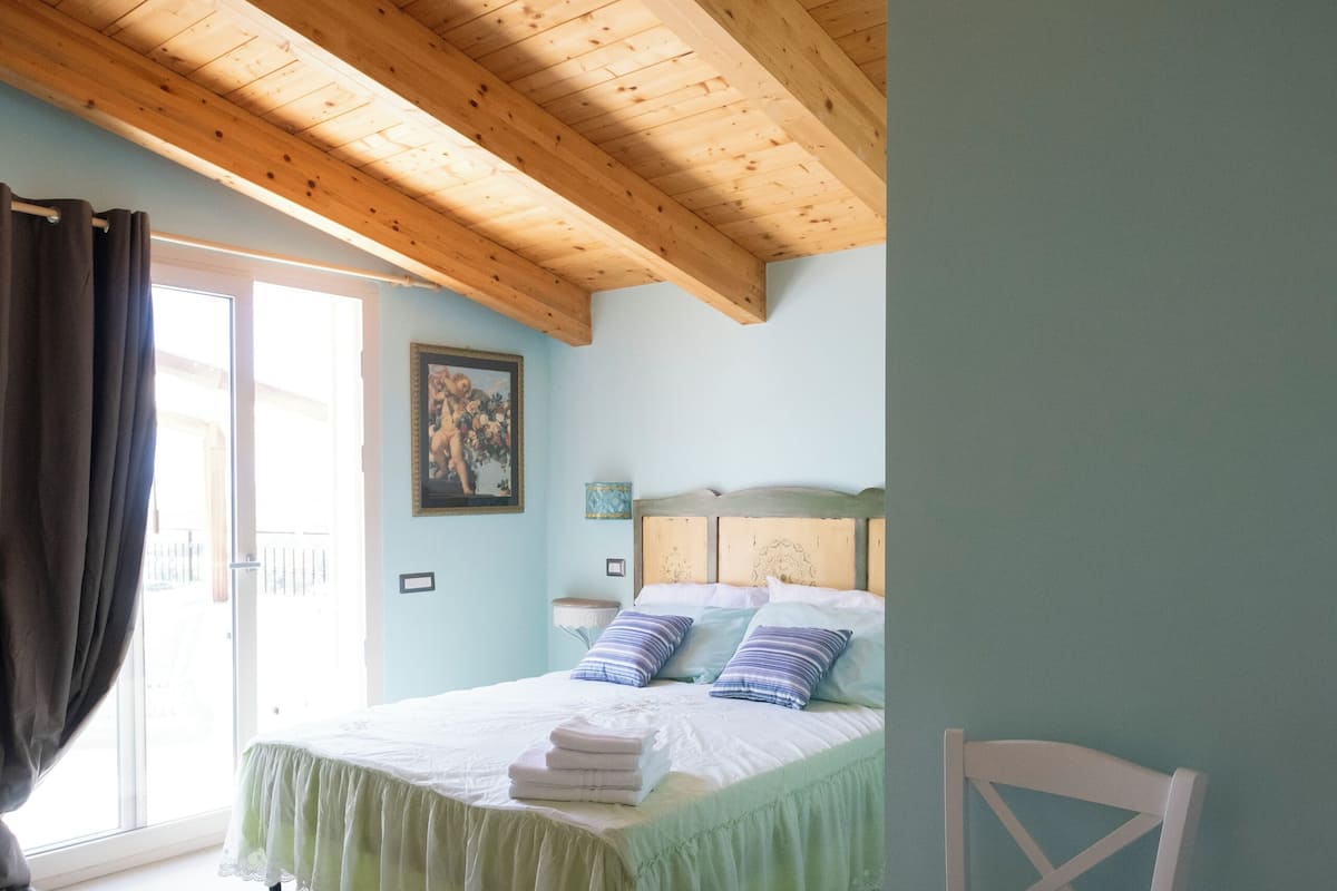 Cortinas opacas, sistema de insonorización, wifi gratis