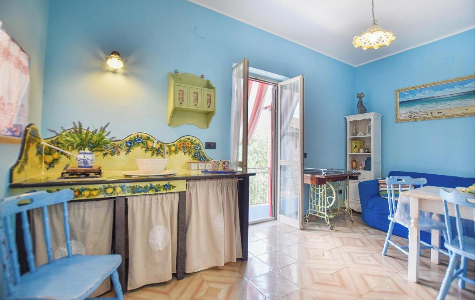 Appartamento Classic | Area soggiorno | TV a schermo piatto 32 pollici con canali via cavo