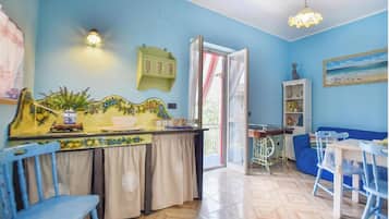 Appartamento Classic | Area soggiorno | TV a schermo piatto 32 pollici con canali via cavo