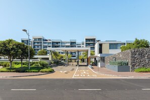 Exterior - 2 Bedroom In the Heart of Century City | Pool (Cape Town)