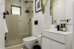 Shower, hair dryer, towels, shampoo - The Sage - Chic Studio in Vibrant Sea Point (Cape Town)