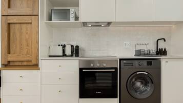 KĂŒhlschrank, Mikrowelle, Ofen, Herdplatte