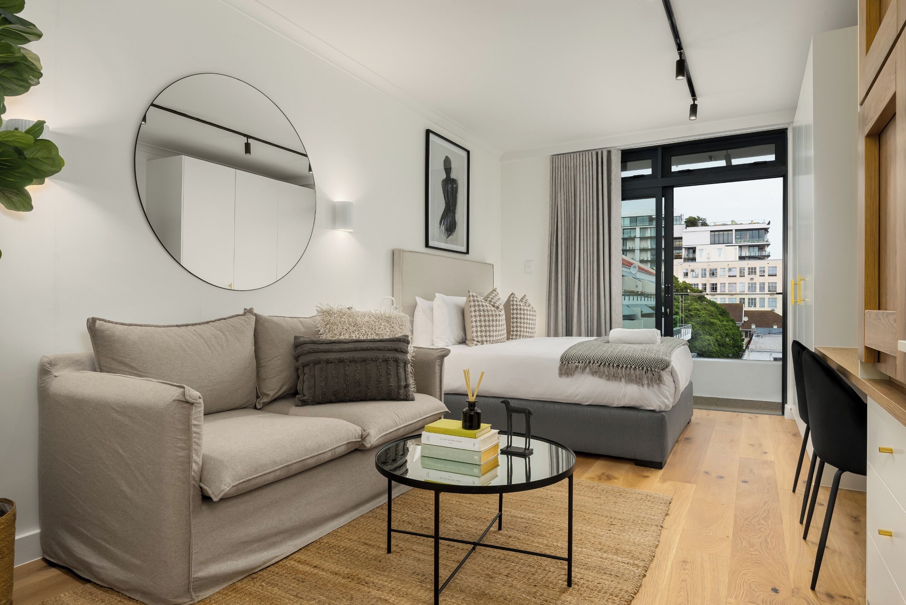 Coffres-forts dans les chambres, fer et planche à repasser