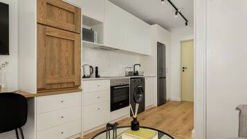 KĂŒhlschrank, Mikrowelle, Ofen, Herdplatte