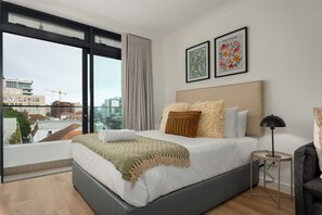 Tabla de planchar con plancha, wifi y ropa de cama 
