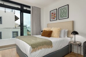 Iron/ironing board, WiFi, bed sheets - The Sage / Stunning Studio / Balcony Views (Cape Town)