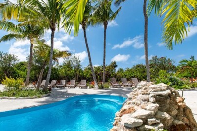 Migrate Beach Chalets #2, sleeps 7. N Palmetto Point. WiFi. AC. Pools. Paradise!