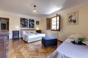 3 bedrooms, desk, iron/ironing board, free WiFi