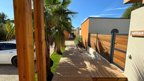 Property grounds - Nature Lodge with private swimming pool (L'Isle-sur-la-Sorgue)