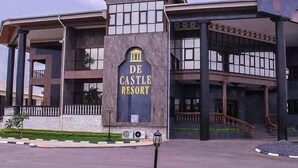 A building with a sign reading "De Castle Resort". - De Castle hotels & Resort (Enugu)