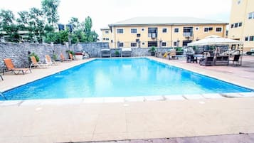 Una piscina al aire libre