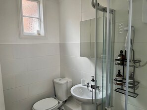 Douche, sĂšche-cheveux, serviettes fournies