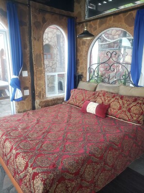 1 camera, una cassaforte in camera, una scrivania, ferro/asse da stiro