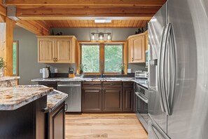 Een magnetron, een oven, een kookplaat, een vaatwasser