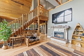 Een smart-tv en een open haard