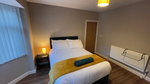 3 habitaciones, tabla de planchar con plancha, cuna de viaje y wifi 