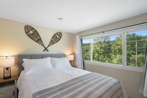 5 bedrooms, desk, iron/ironing board, travel crib - Spacious 5BR Family Getaway 10min to Mt. Snow on Shuttle to Mtn (Wilmington)