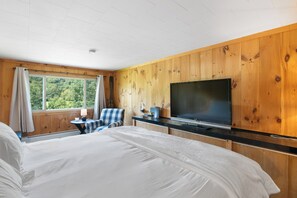 5 habitaciones, escritorio y tabla de planchar con plancha 