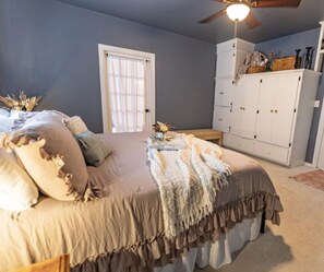 2 bedrooms, desk, iron/ironing board, WiFi