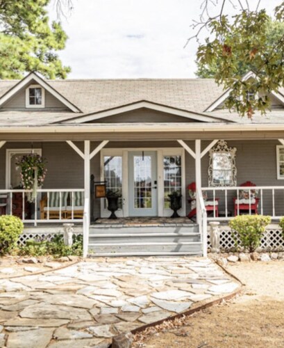 Cute and cozy cottage in Atoka, home of Reba’s Place. 