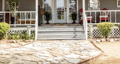 Cute and cozy cottage in Atoka, home of Reba’s Place.