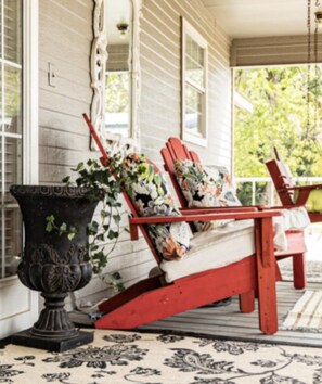 Terrace/patio - Cute and cozy cottage in Atoka, home of Reba’s Place.  (Atoka)