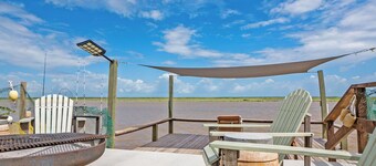 Beautiful ICW Home in Sargent: Gulf Views, Fishing Haven, and Beach Bliss