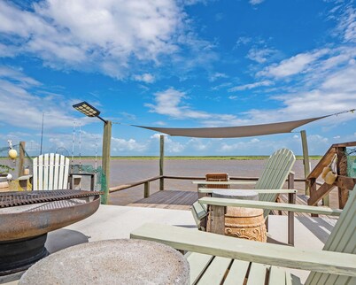 Beautiful ICW Home in Sargent: Gulf Views, Fishing Haven, and Beach Bliss