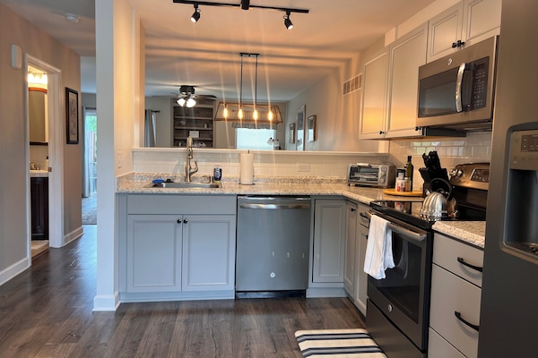 Frigorífico, microondas, horno y placa de cocina