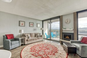 Télévision, cheminée, lecteur de DVD, espaces bureaux