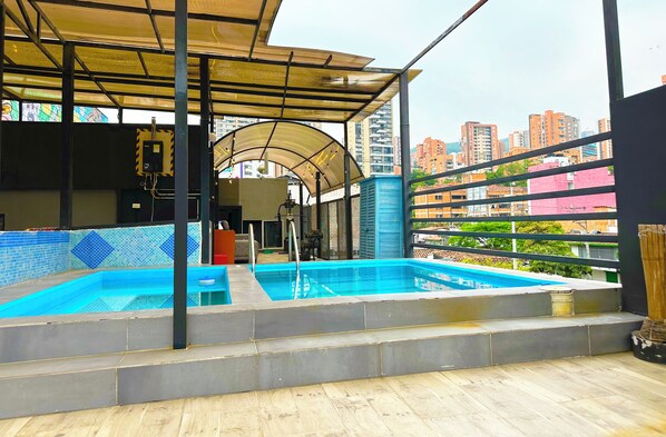 Outdoor pool - PROMO 18 BDRM Building, Pool+ 5Jacuzzis at Poblado (Medellín)