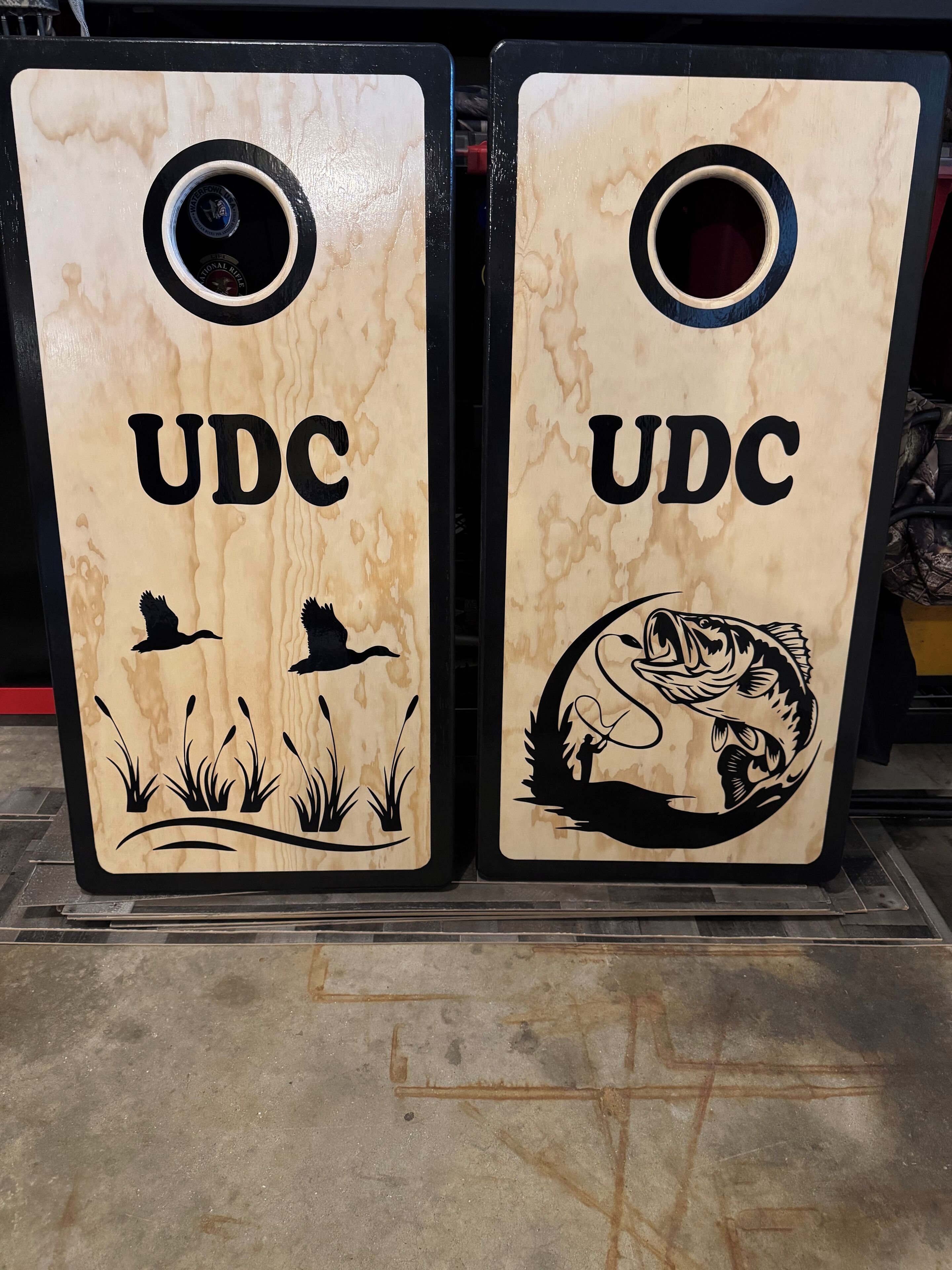 Twee houten panelen met de tekst 'UDC' en afbeeldingen van dieren.