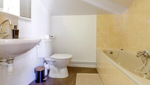 A bathroom with a sink, toilet, and bathtub. - Chambre Saint Pierre - Hypercentre - Gaillac (Gaillac)
