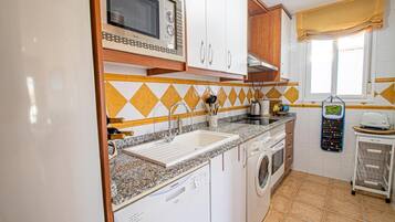 Apartament | Cuina privada | Frigorífic, microones, forn i placa de cuina