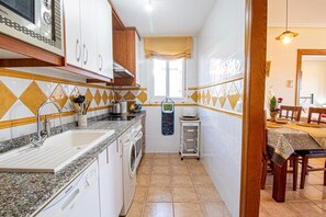 Apartamento | Cocina privada | Frigorífico, microondas, horno y placa de cocina