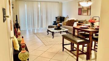 Televisión y chimenea