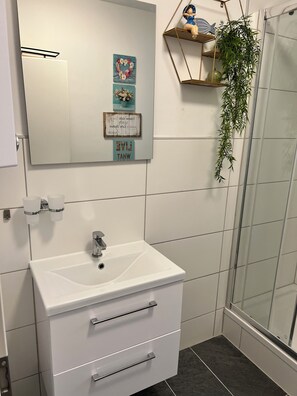 Hårføner, håndklær og toalettpapir