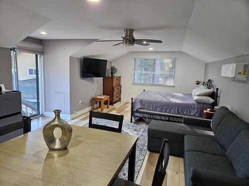 Cozy 1-bedroom apartment in welcoming Pioneer with WiFi, AC. Close to Kirkwood.