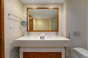 Dusj, hårføner, håndklær og toalettpapir