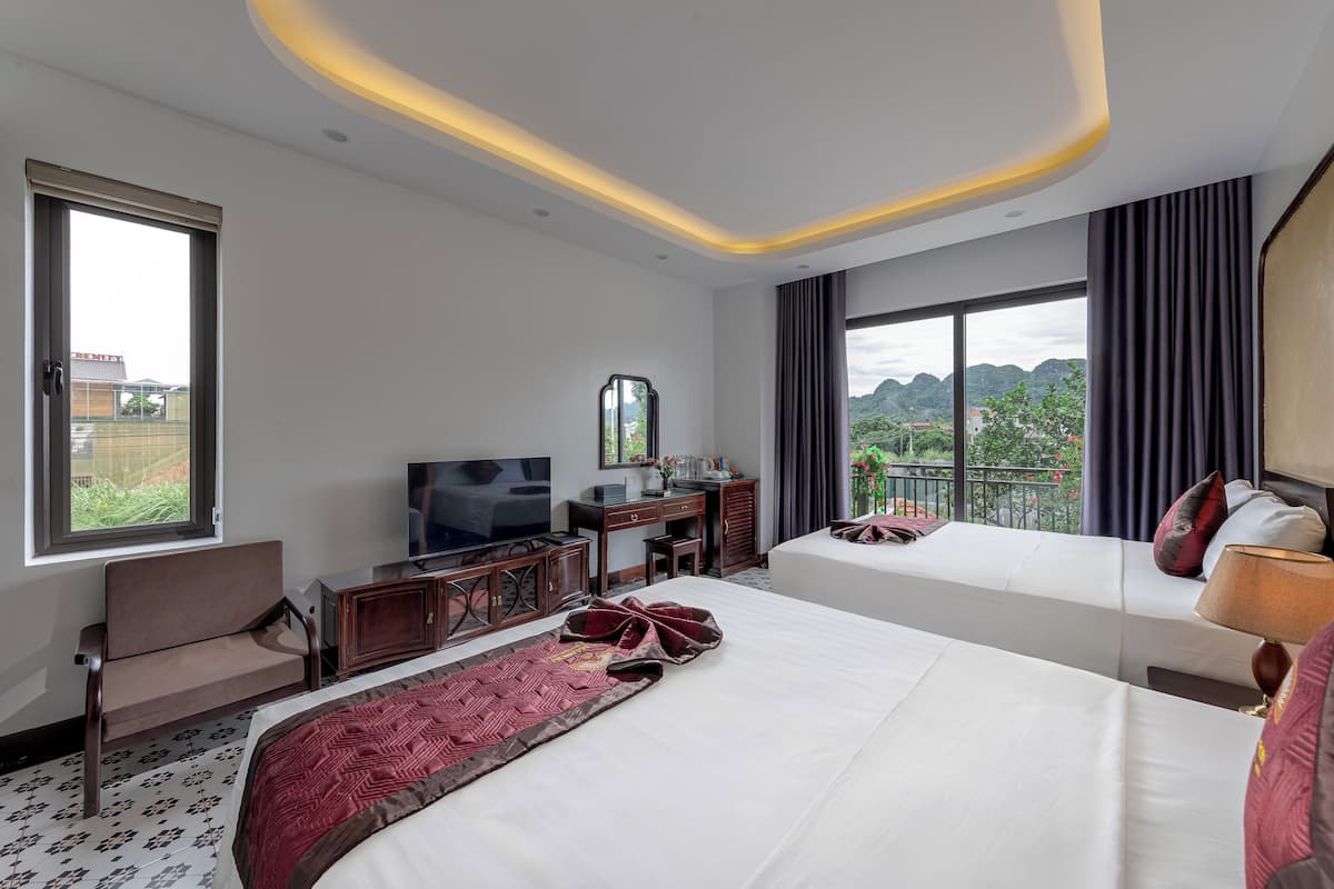 Executive Quadruple Room, Balcony | Hypo-allergenic bedding, minibar, individually decorated