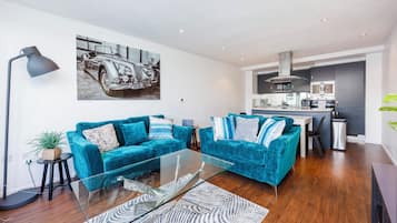 Apartment, 2 Bedrooms, City View | Living room