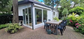 Outdoor dining - Bospark Veluwe Heerlijk Genieten. Chalet is Ruim, Heeft Airco en Omheinde Tuin (Doornspijk)