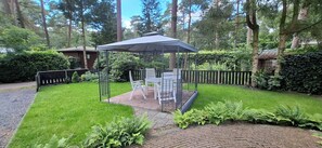Outdoor dining - Bospark Veluwe Heerlijk Genieten. Chalet is Ruim, Heeft Airco en Omheinde Tuin (Doornspijk)
